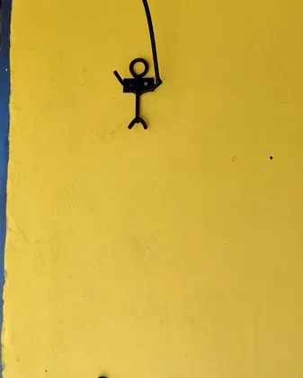 hombre porta flores